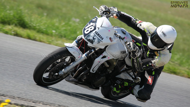 Roulage moto sur le circuit de Lurcy-Lévis