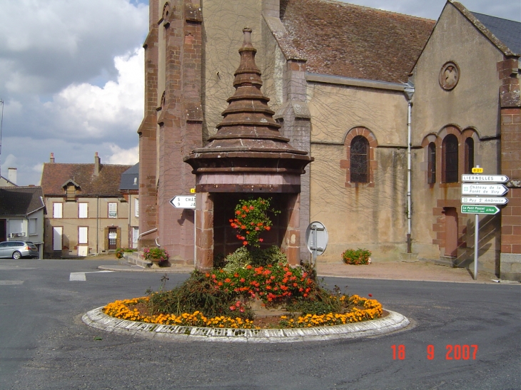 L 'ancien puits   au  centre  du village  - Saint-Léon