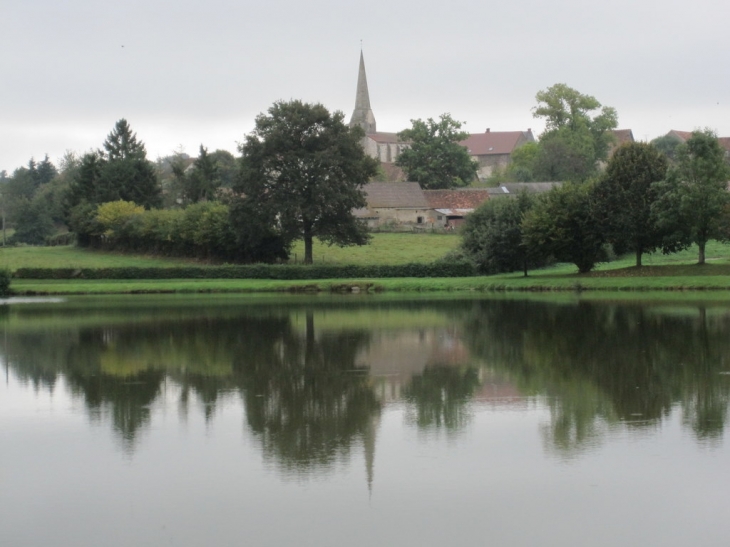 Village avec plan d'eau - Saint-Sornin