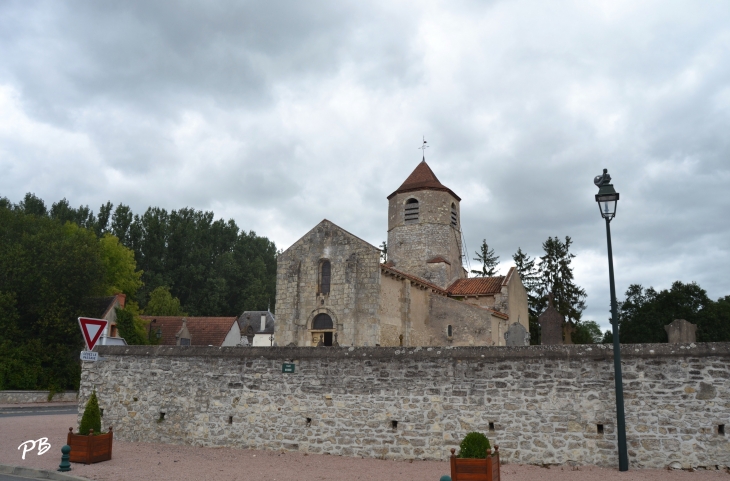 .église Romane Saint-Martial du 12 Em Siècle  - Seuillet