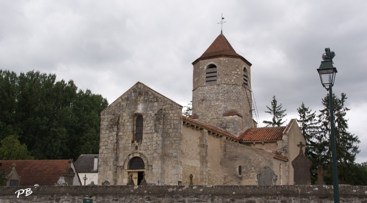 .église Romane Saint-Martial du 12 Em Siècle  - Seuillet