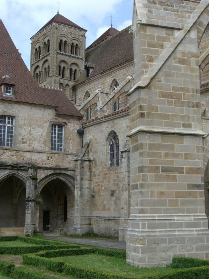 Vu d'ensemble de la Structure de l'Eglise depuis les jardins - Souvigny