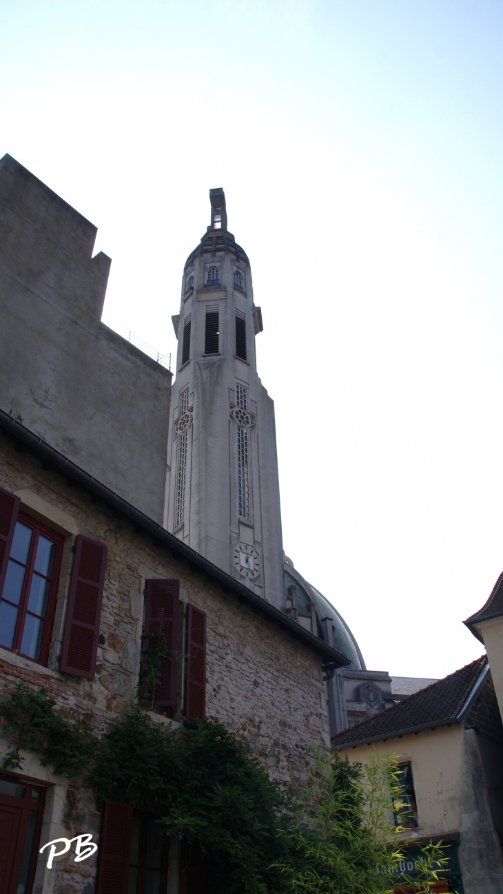 /église Saint-Blaise avec son Clocher qui Culmine a 67 Mètres et Notre-Dame des Malades qui Date du 17 Em Siècle  les deux église ne faisant qu'un seul édifice  - Vichy