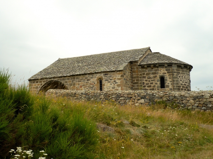 La-chapelle-de-chanet-est-etrangement-solitaire-egaree-dans-les-herbages-au-bord-d-un-plateau-balaye-par-le-vent-a-1100-metres-d-altitude-au-dessus-de-la-vallee-de-la-sianne. Elle est entourée par son mur de cimetière. - Allanche