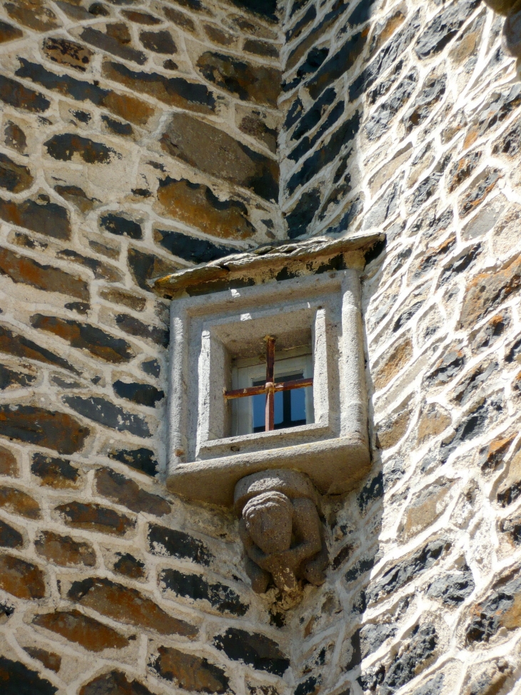 Petite fenêtre originale au château de la Vigne - Ally