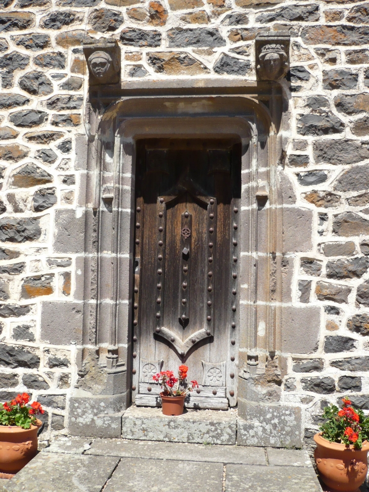 Encadrement-de-porte-et-linteau-scultés au château de la Vigne - Ally