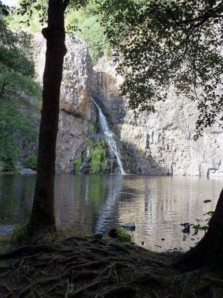 La cascade au pied du château - Andelat