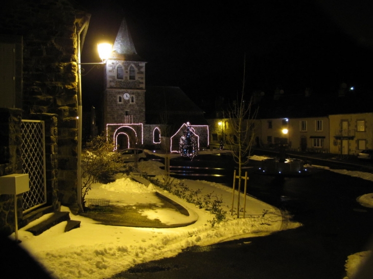 Place de l'église - Apchon