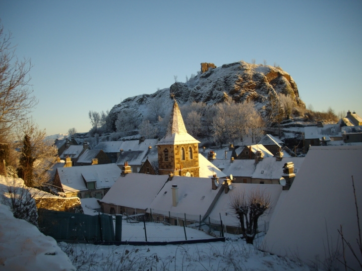 Eglise et chateau - Apchon