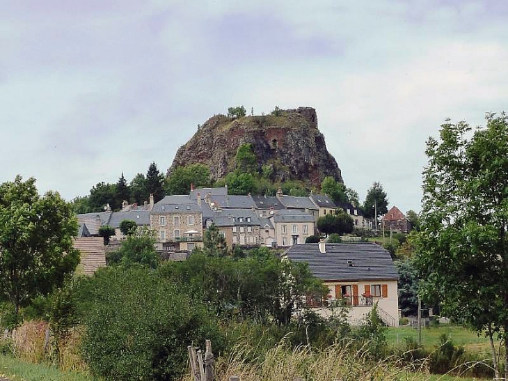 Le village au pied des ruines - Apchon