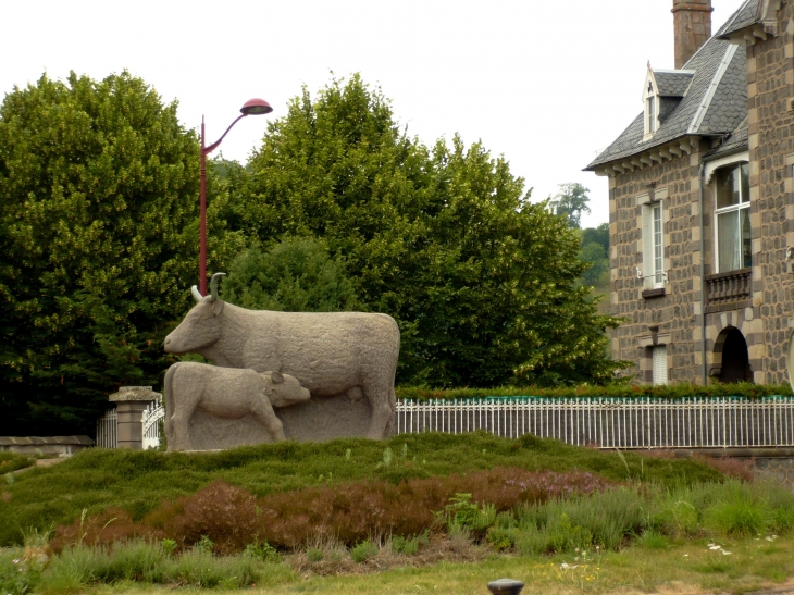 A l'entrée du village. Sculture de vache de race salers. - Auzers