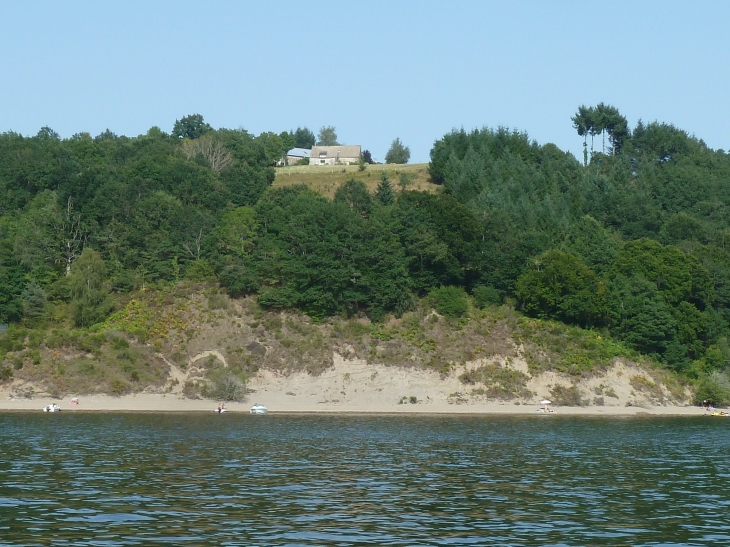 Aperçu du lac de Bort les Orgues - Beaulieu