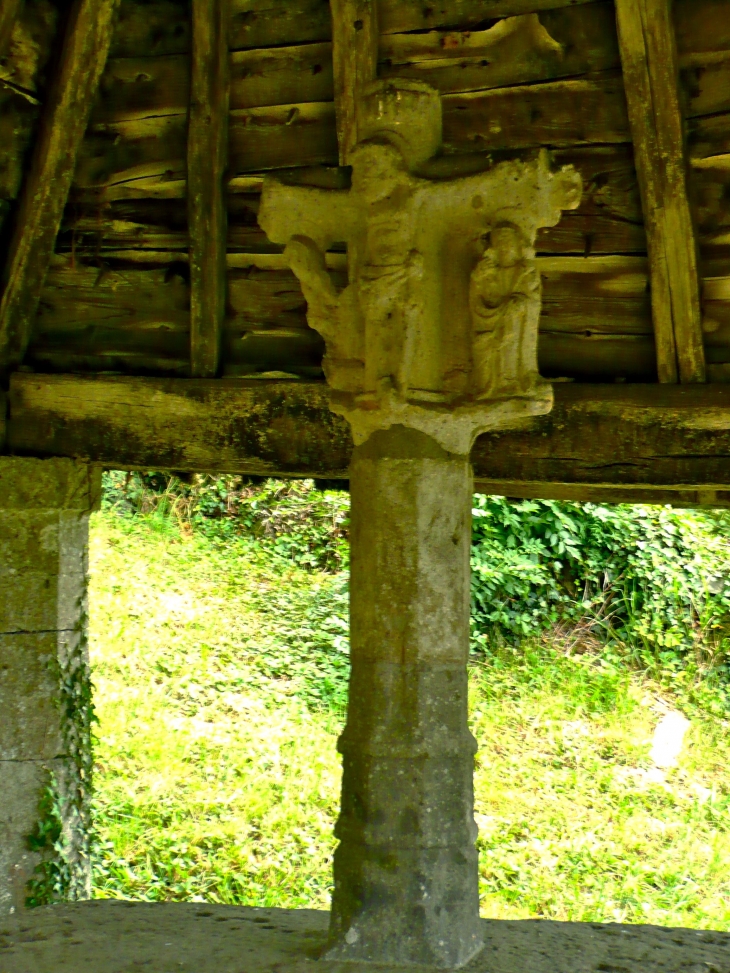 Monument du XVIe siècle avec croix qui se dresse sur une table rectangulaire formée d'une dalle monolithe posée sur un socle maçonné. - Carlat