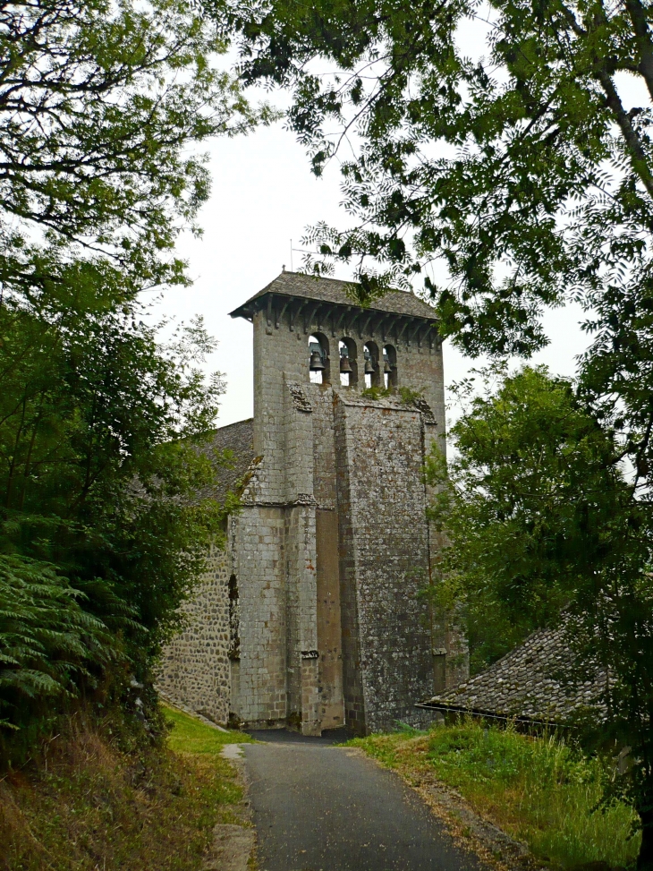 Eglise de Saint-Avit édifiée à l'initiative d'Anne de Beaujeu, fille de Louis XI, régente du royaume et vicomtesse de Carlat. La construction est entreprise de 1503 à 1522.