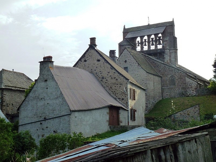 Vue sur l'église - Chalinargues