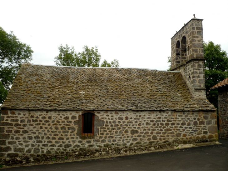 La-chapelle-du-bru-est-situee-sur-le-bord-de-la-route-massiac-allanche-au-centre-du-village-du-bru-a-1073-metres-d-altitude. Edifice Erigé en 1389. - Charmensac