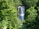 Formée par la Rhue, cette sublime cascade du Sartre tombe de trente mètres de hauteur.
