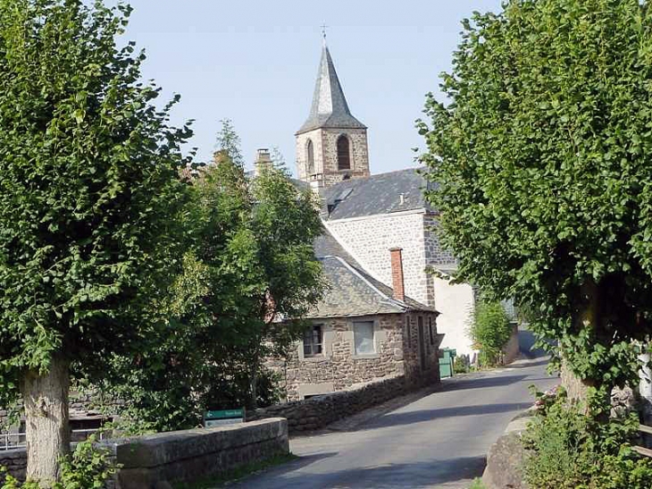 Vers l'église - Coltines