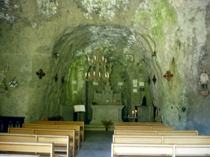 Intérieur de la Chapelle monolithe - Au fond un autel de pierre. - Fontanges