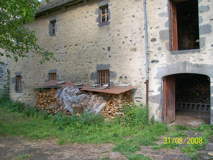 Ancienne étable de M CHARBONNEL - Lavastrie