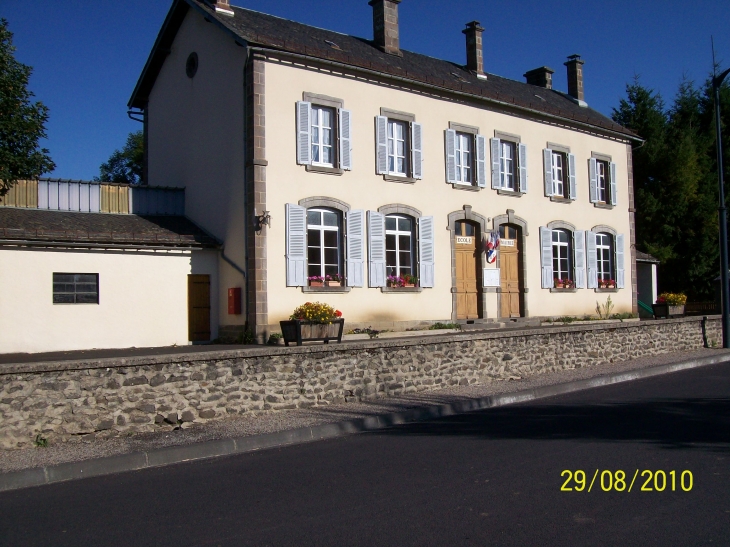 Mairie et mon ancienne écôle - Lavastrie