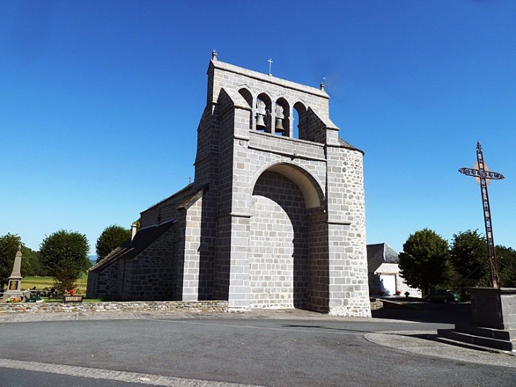 L'église. Le 1er Janvier 2017, les communes Lavastrie, Neuvéglise,  Oradour et  Sériers  ont fusionné pour former la nouvelle commune Neuvéglise-sur-Truyère