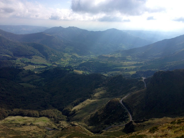 Vue sur la vallée de Mandailles depuis le sommet du puy Mary. - Lavigerie