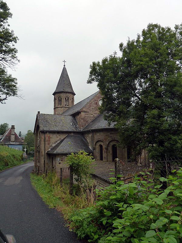 Vers l'église - Mandailles-Saint-Julien