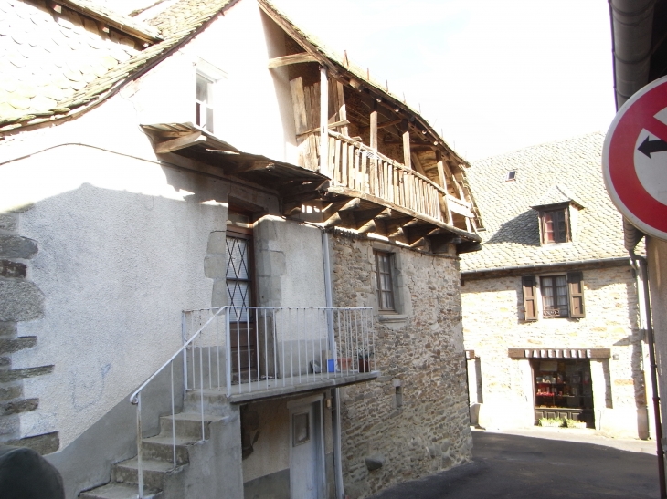 Maison à colombage et balcon - Marcolès