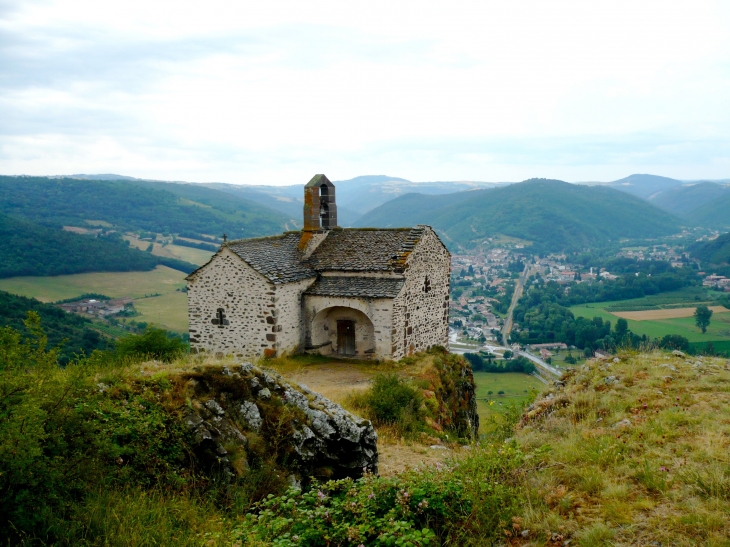 Chapelle Sainte-Madeleine, la chapelle du vertige-surplombant-le-vide-d-une-falaise-d-orgues-basaltiques-au-dessus-de-massiac