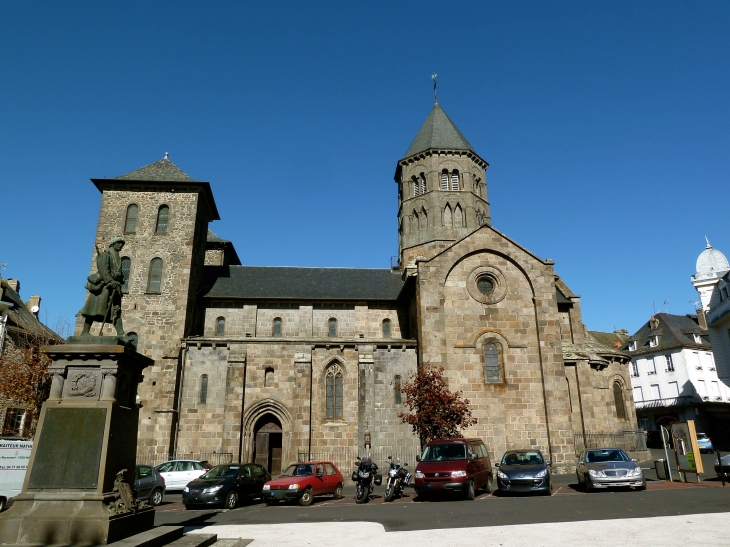 Basilique Notre-Dame des Miracles, bel édifice de style roman auvergnat en pierres de taille entrepris au XIIe siècle. - Mauriac