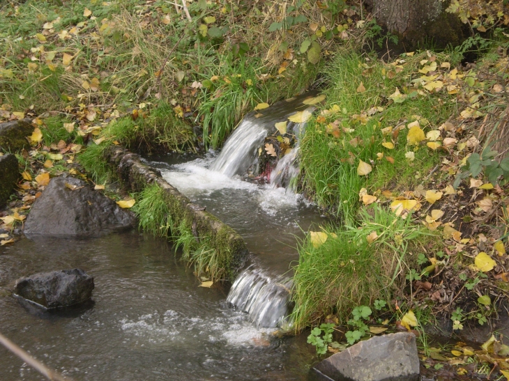 LE POINT D'EAU DU PONT DE SERVICE 0 LA SAPINETTE - Neussargues-Moissac