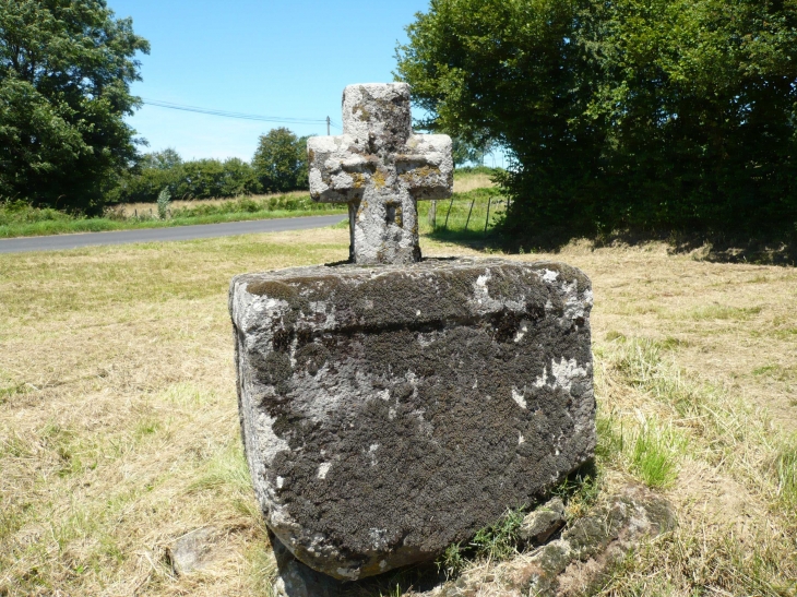 Croix de champ en granit sculté. - Pleaux