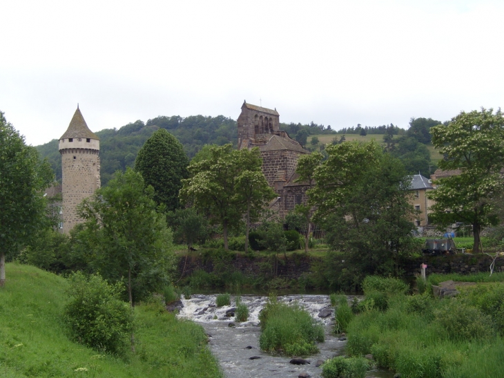 Eglise romane fin XIème s-Tour du château - Roffiac