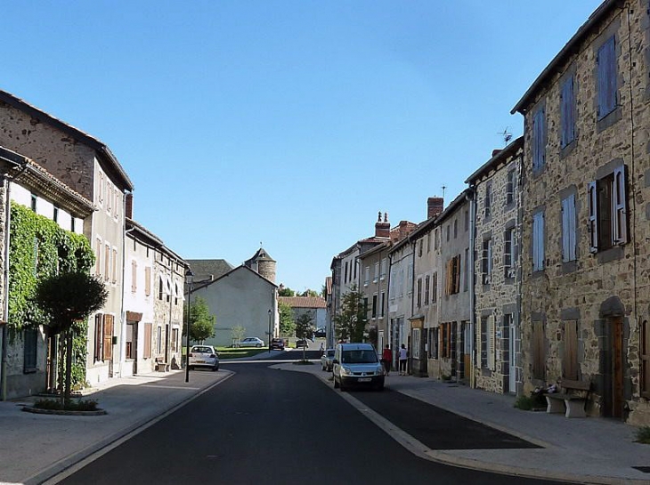 La rue principale - Ruynes-en-Margeride