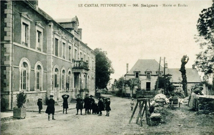 Mairie-Ecole et une partie d'un ancien lavoir - Saignes