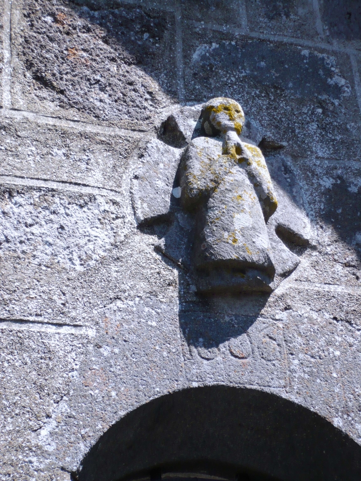 Sculture de l'église du bourg - Saint-Illide