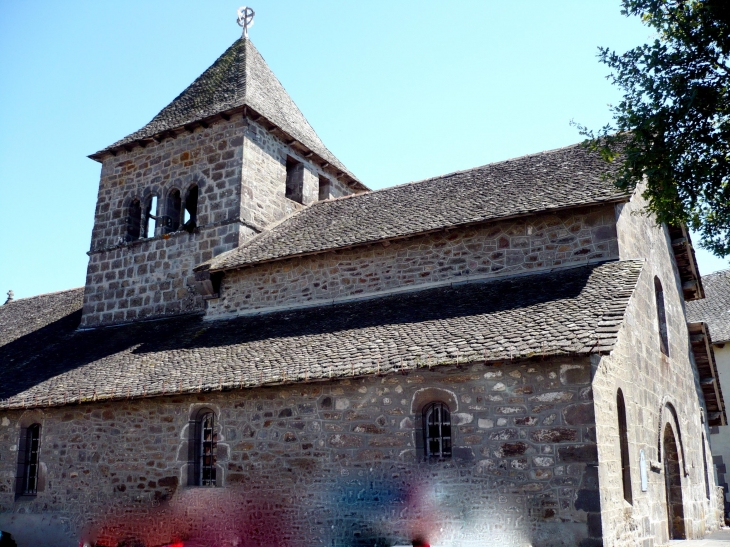 L'église est un ensemble d'origine roman dont l'histoire remonte au XIIe siècle. - Saint-Illide