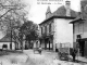 La place, vers 1910 (carte postale ancienne).