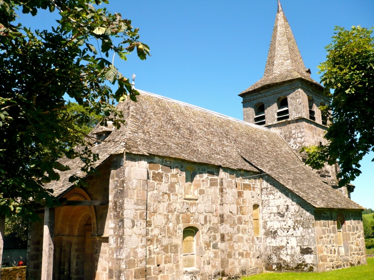 L'église romane - Comme pour la plupart des édifices du Roman auvergnat aucun élément fiable permet de dater sa construction. - Saint-Martin-Cantalès