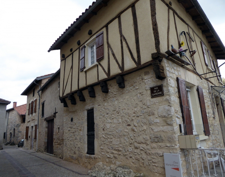 La rue de la Garenne - Saint-Santin-de-Maurs