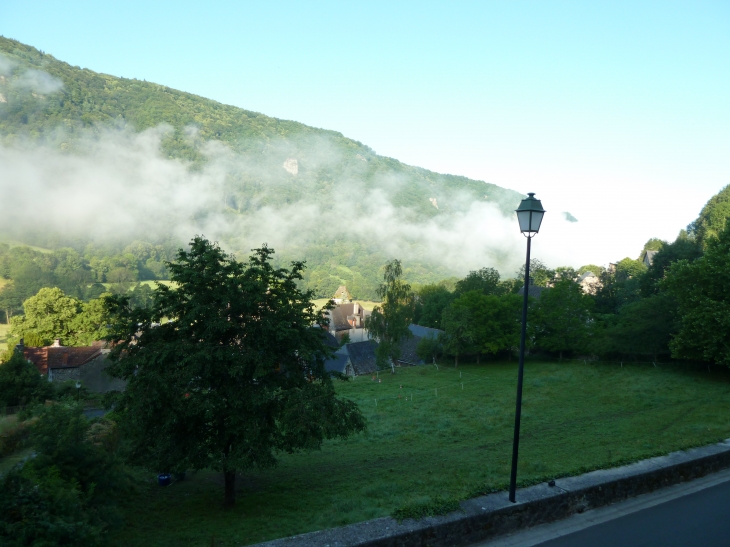 Quand les derniers nuages de brume disparaissent - Saint-Vincent-de-Salers