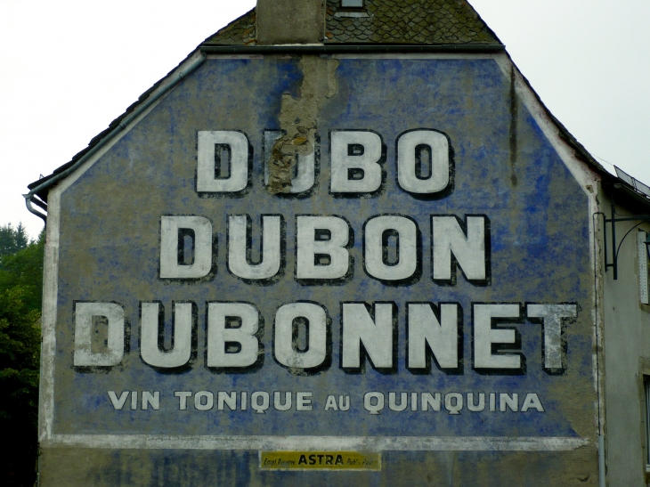 Ancienne publicité dans les environs. - Salers