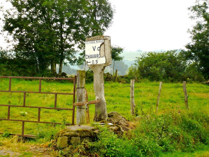 Dans les environs. Petite croix de chemin et ancienne borne Michelin. - Salers