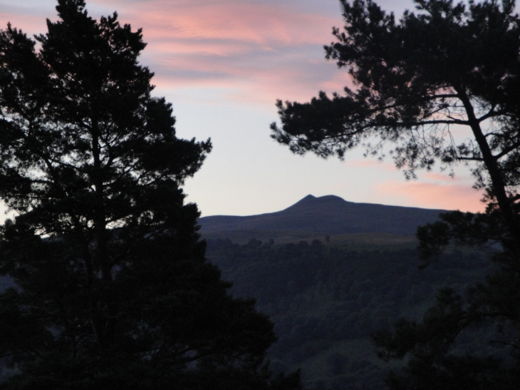 Coucher de soleil sur le Puy Violent - Salers