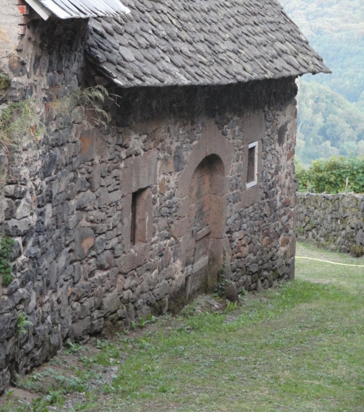 Grange à l'entrée du village - Salers