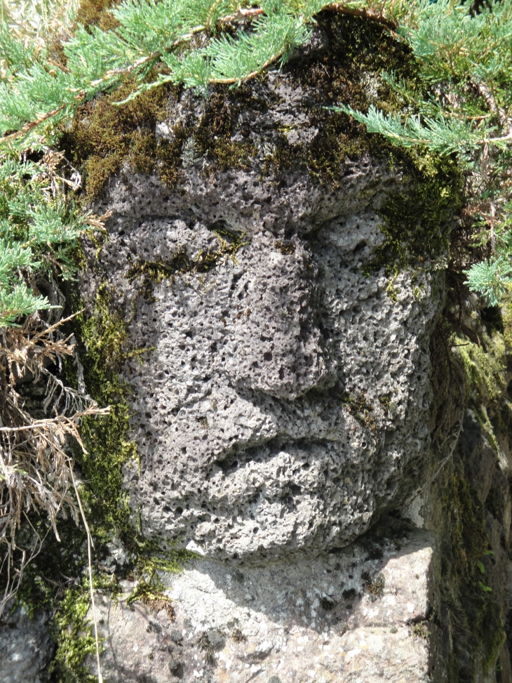 Pierre sculptée près de la porte de la Martille - Salers