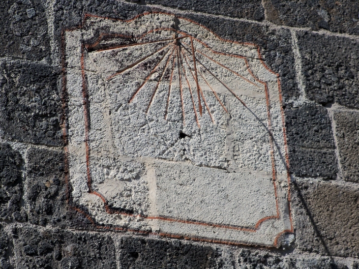 Cadran solaire sur façade Sud de l'église - Salers