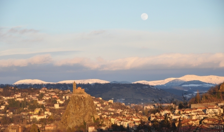 Saint Michel d'Aiguilhe avec lointain ennneigé