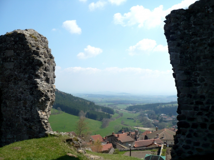 Des ruines du château - Vue sur le village. - Allègre